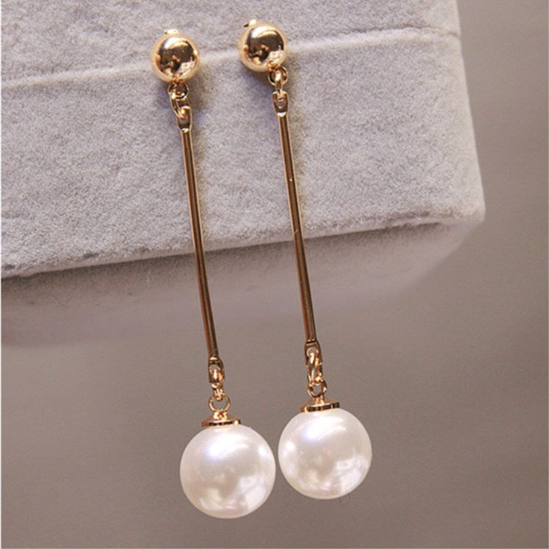 Stunning women's luxury pearl drop earrings. Elegant design featuring lustrous pearls, ideal for a sophisticated look.