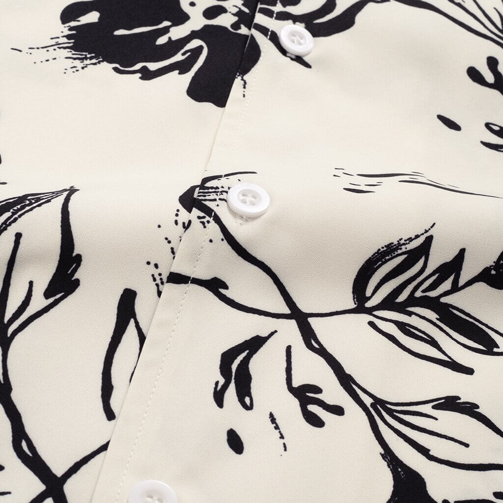 Fashionable men's tropical button-up shirt, short sleeve design for a fresh and airy summer fashion statement