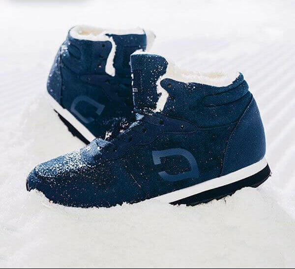 Front view of Bjorn men's warm snow boots, built for icy conditions with rugged anti-slip outsoles.