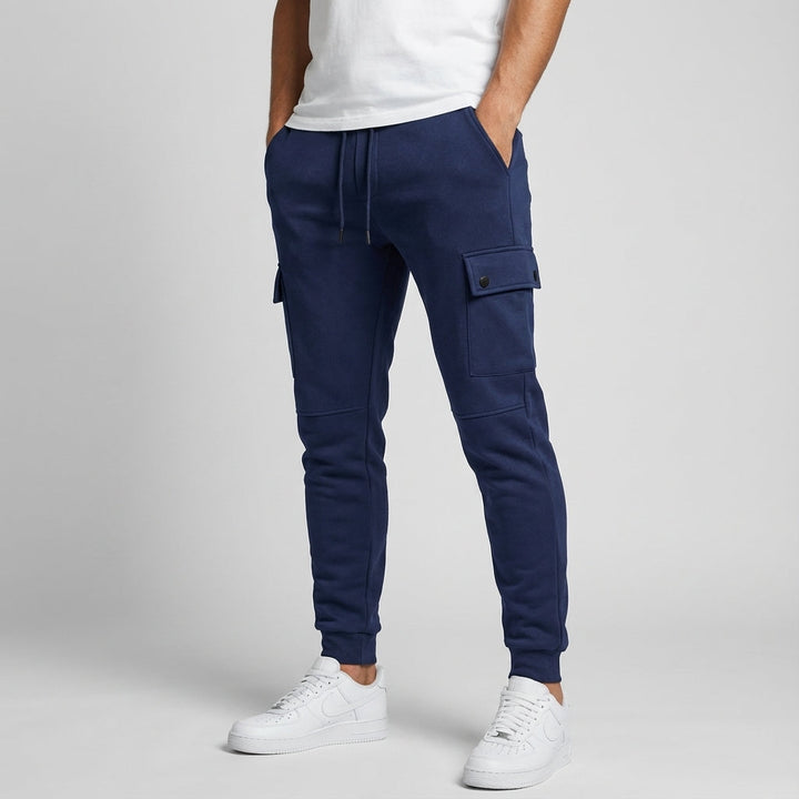 Detailed image of the cargo pocket on men's cropped jogginghose, functional and stylish