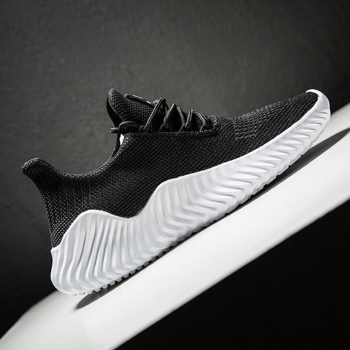 Breathable men's running sneakers with mesh, perfect for high-performance training and active wear.