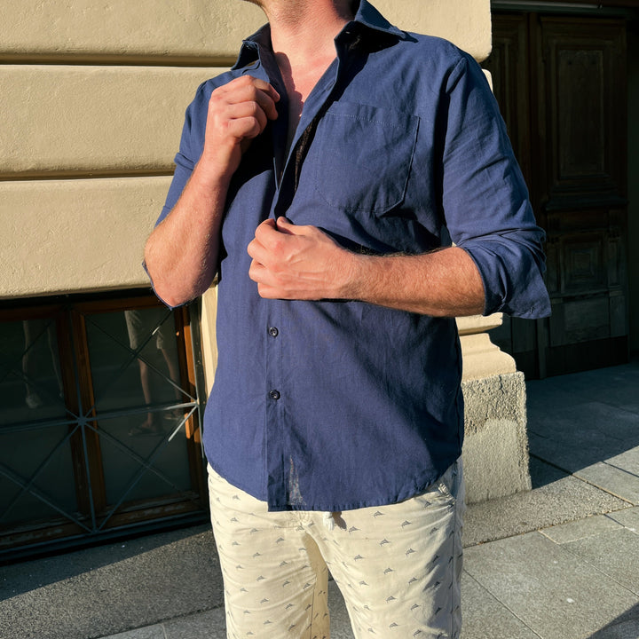 Back view of Elias men's cotton summer shirt, showing relaxed fit & short sleeves for comfort.