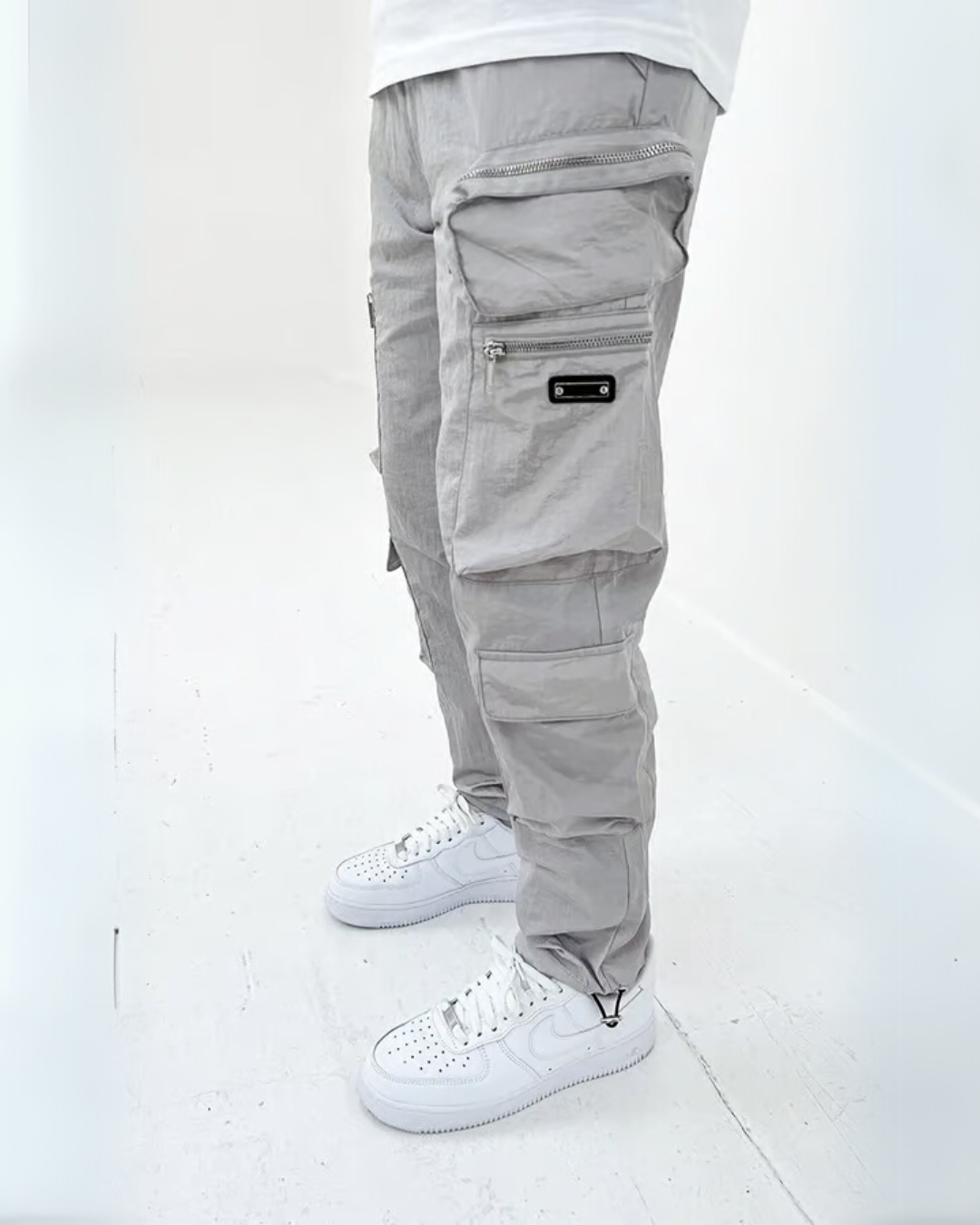 Vintage-inspired men's multifuncional cargo pants, ideal for casual outfits and durability.