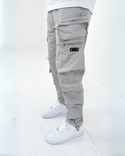 Vintage-inspired men's multifuncional cargo pants, ideal for casual outfits and durability.