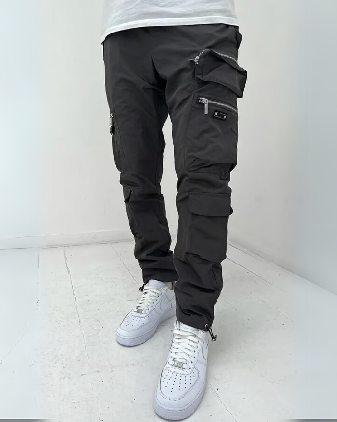 Casual men's pants with cargo pockets, perfect for a relaxed fit and everyday masculine style.