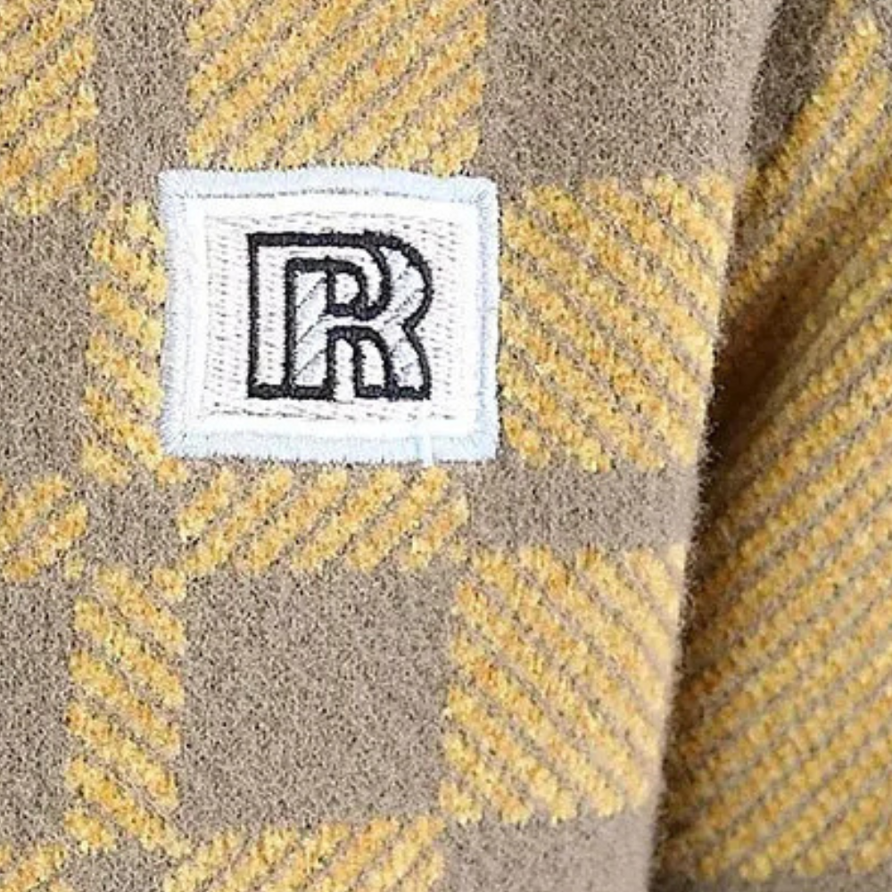 Men's long-sleeve knitwear sweater in a classic design, offering comfort and style for casual outfits.