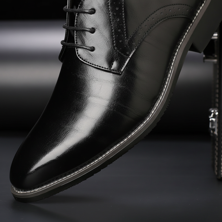 Stylish men's black leather lace-up brogues, comfortable and shock-absorbing formal footwear