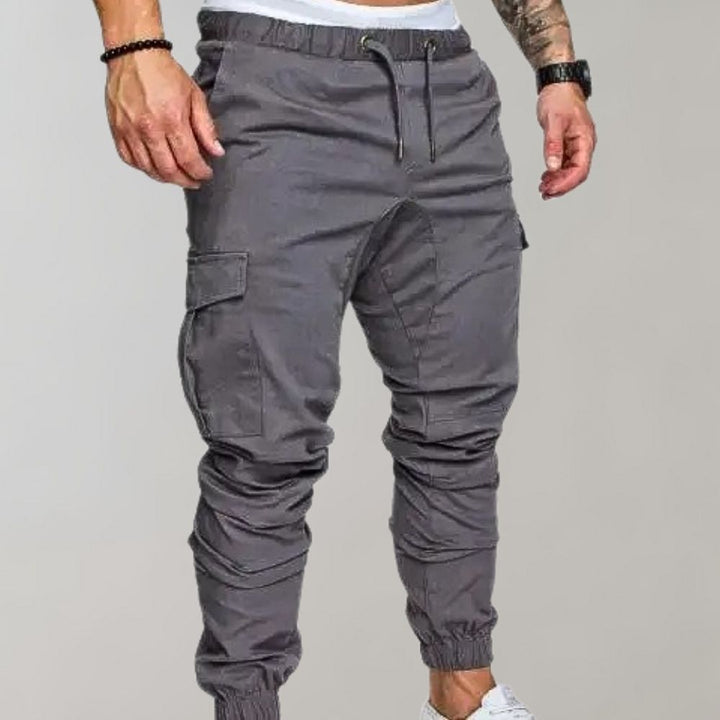 Relaxed fit men's cargo trousers, comfortable and durable for everyday wear and casual outings.