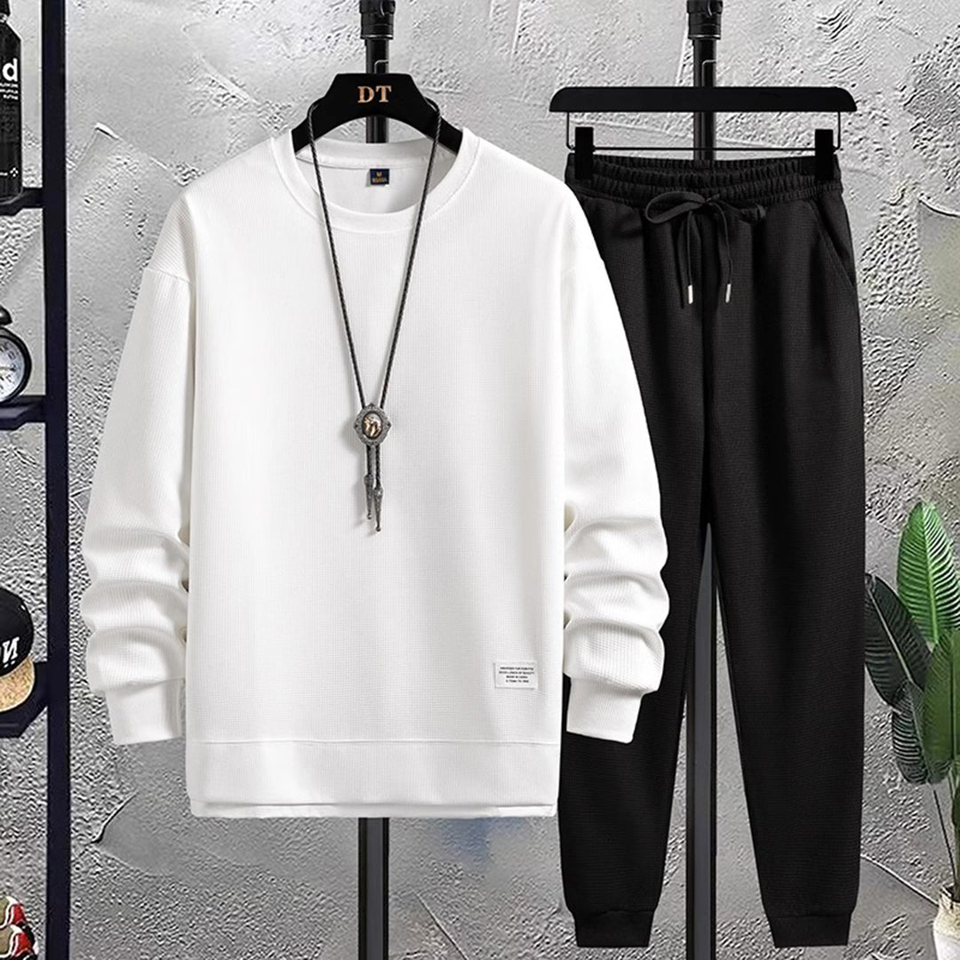 Men's comfortable tracksuit set, perfect for loungewear, jogging, or casual leisure activities.
