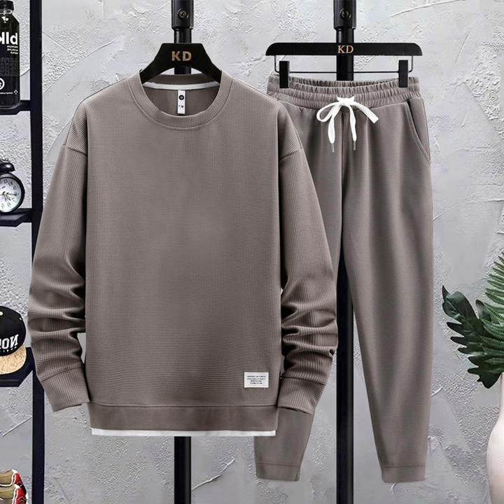 Damon men's comfortable tracksuit. A stylish and versatile jogging set for sport, leisure, or everyday fashion.