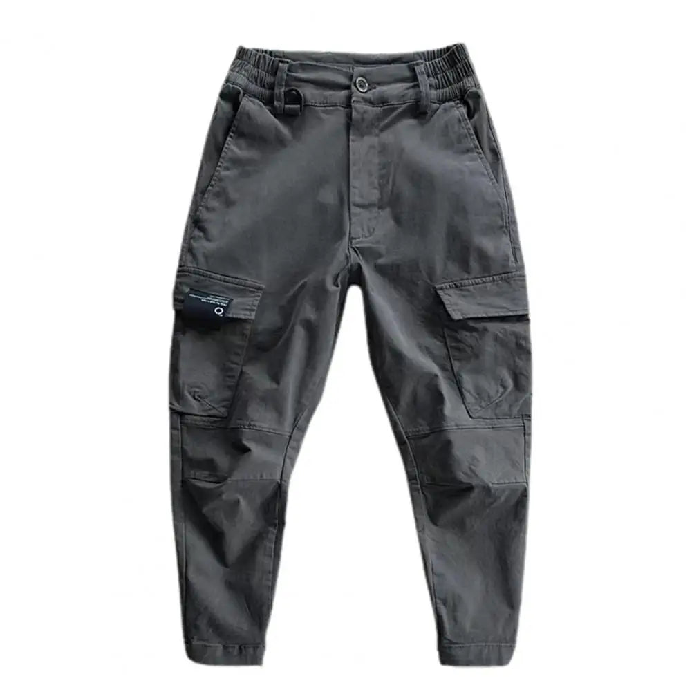 Comfortable multi-pocket men's cargo pants, perfect for active outdoor pursuits.