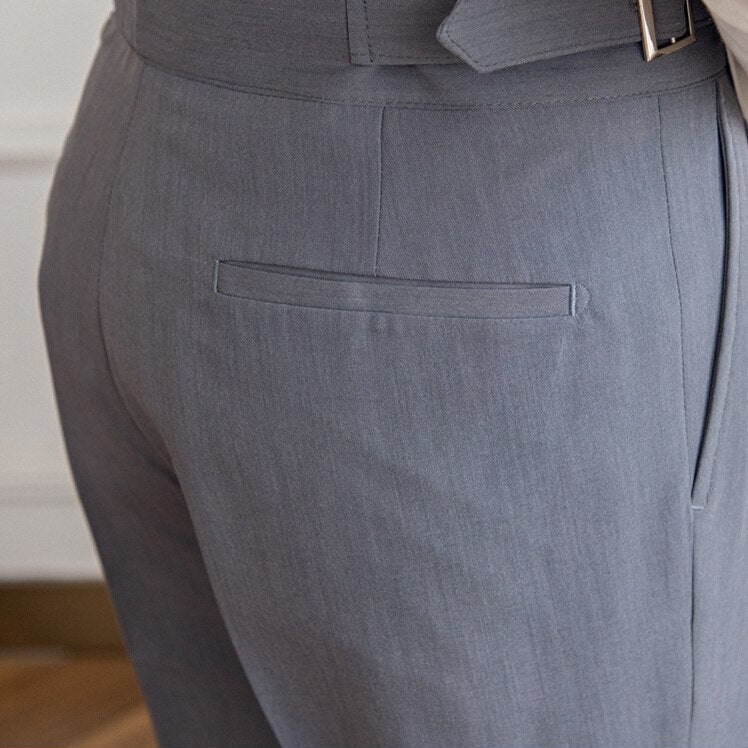 Close-up of the double-buckle closure on Men's high-waist Isauro Gurkha trousers.