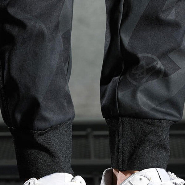Men's Lars sporty cargo pants, designed for active men, offering comfort & durability for all adventures.