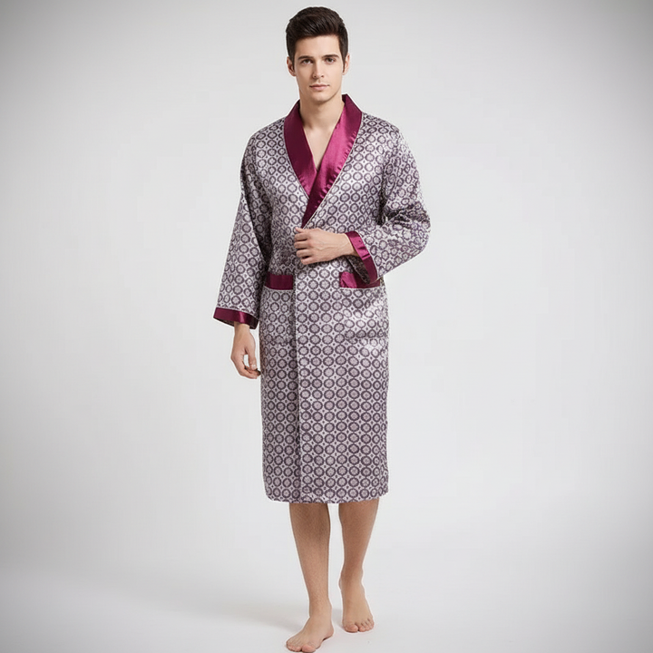 Men's luxury loungewear: a comfortable satin robe with a classic gold pattern, ideal for elegant evenings.