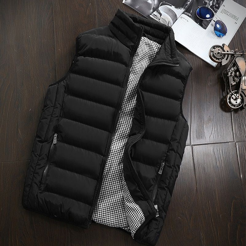 Practical men's outdoor gilet: water-repellent, padded, & features a stand-up collar. A versatile vest for cool days.