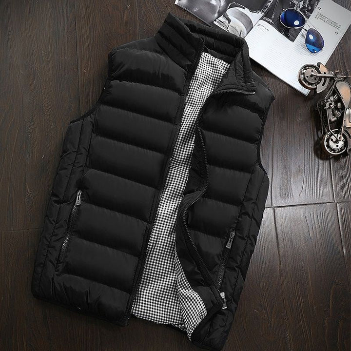 Practical men's outdoor gilet: water-repellent, padded, & features a stand-up collar. A versatile vest for cool days.