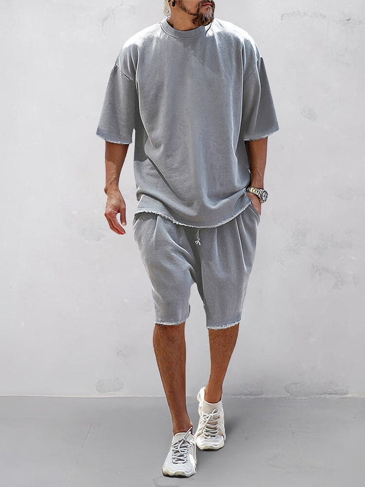 Soft men's two-piece leisure set, relaxed fit. Urban activewear for comfort & casual fashion. Perfect for lounging.