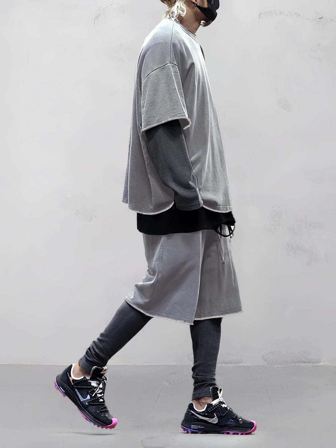 Versatile men's leisure sports set, relaxed fit. Comfortable urban activewear for casual wear, sports & lounging.
