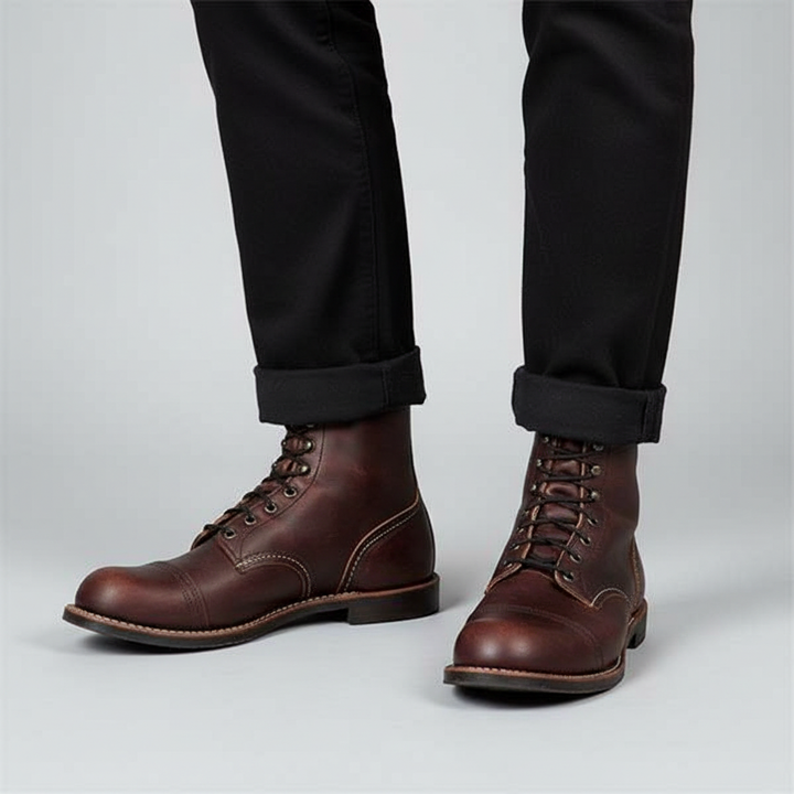 Winter men's retro leather boots, waterproof and tough, featuring a practical lace-up design