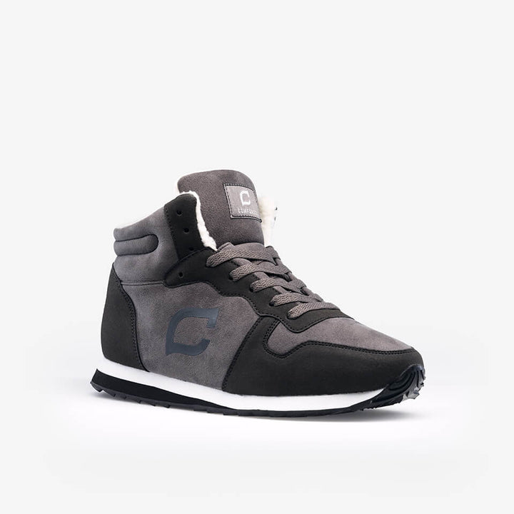 Detail of the anti-slip grip on Ruben men's cold weather shoes, essential for winter safety.