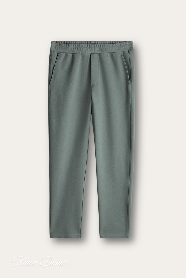 Men's stylish relaxed-fit trousers in sustainable stretch fabric for versatile wear.