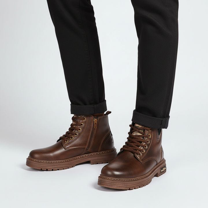 Casual men's autumn boots, vintage style, lace-up, sturdy rubber sole, comfortable fit.