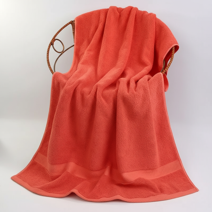 Rolled up Schnelltrocknendes ShowerJoy cotton bath towel, ready for spa or gym bag