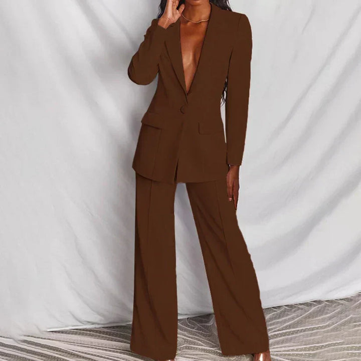 Versatile women's 2-piece business suit, ideal for office wear, featuring a stylish blazer & pants.