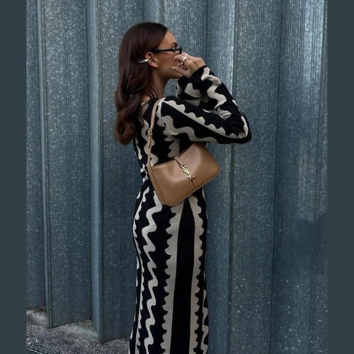 Chic women's summer dress, featuring an elegant wave pattern. A stylish midi dress for versatile warm-weather fashion.