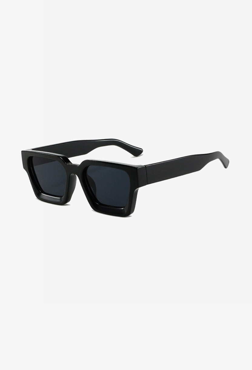 Stylish women's sunglasses with 100% UV protection, perfect for summer fashion & outdoor activities.
