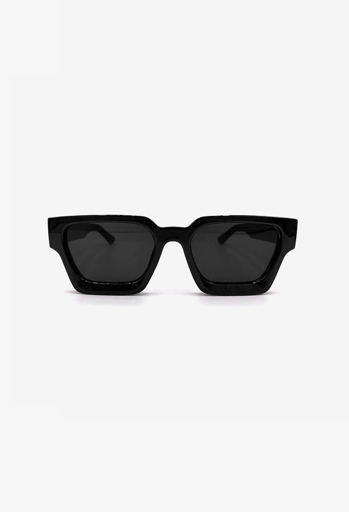 Fashionable women's eyewear: sleek sunglasses offering full UV protection & anti-glare for summer.