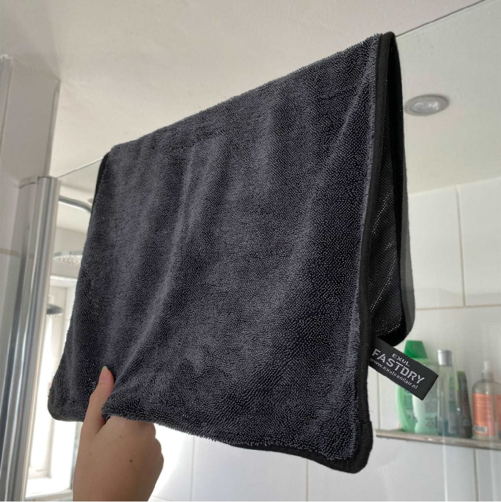 Super absorbent microfiber cleaning cloth for streak-free drying and multi-purpose home use.