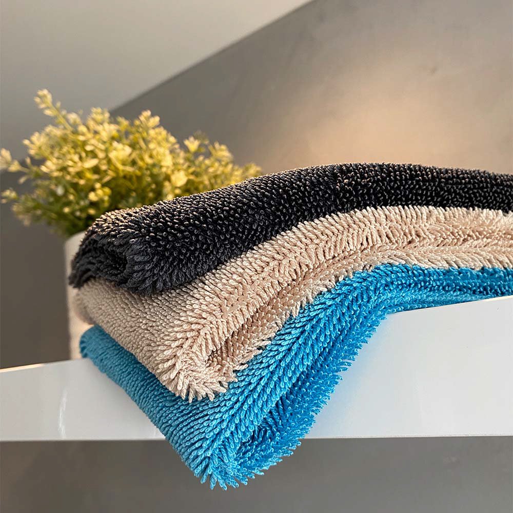 Highly absorbent microfiber cloth, perfect for kitchen spills, counter cleaning, and bathroom drying.