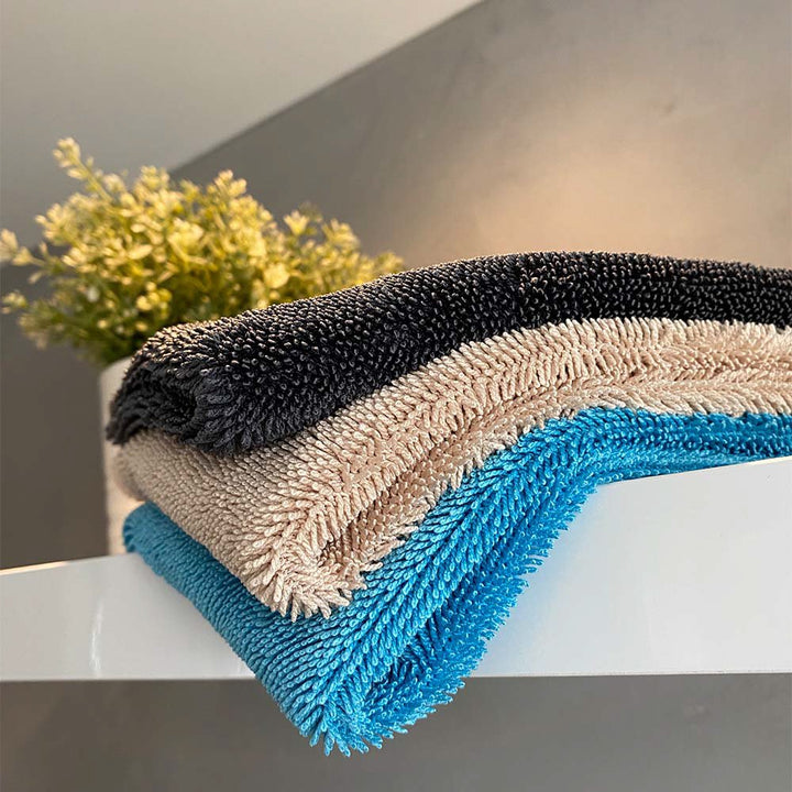 Highly absorbent microfiber cloth, perfect for kitchen spills, counter cleaning, and bathroom drying.