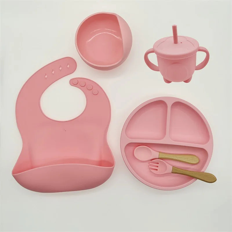 TinyBites silicone feeding set: suction plate, bowl, spoon, fork – perfect for baby weaning.