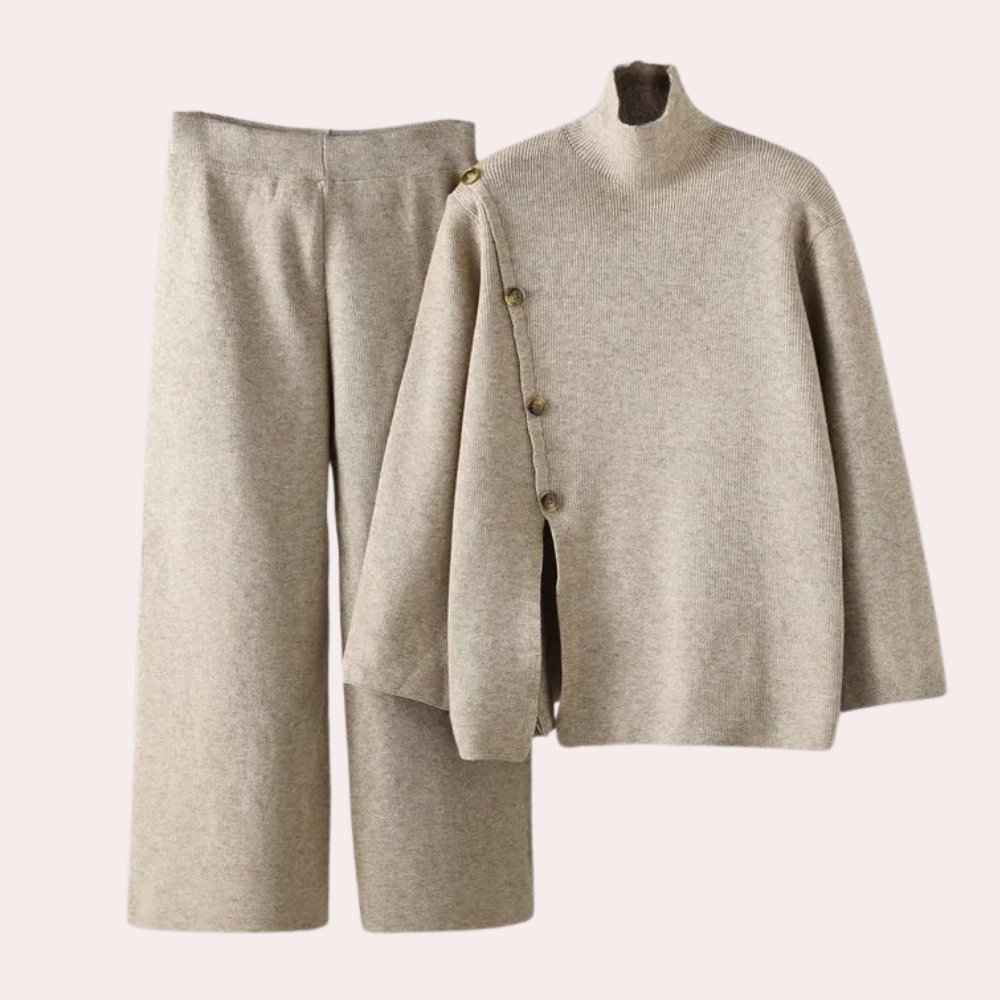 Fashion-forward women's knit two-piece outfit. Comfortable & trendy, ideal for stylish autumn/winter loungewear.