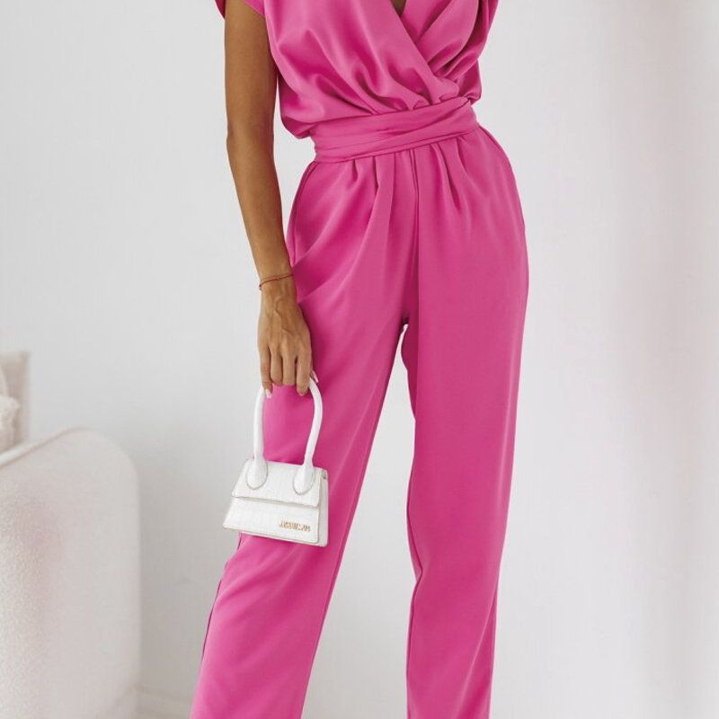 Easy-wear women's trendy short-sleeve jumpsuit with a flattering waist, ideal for comfortable summer fashion.