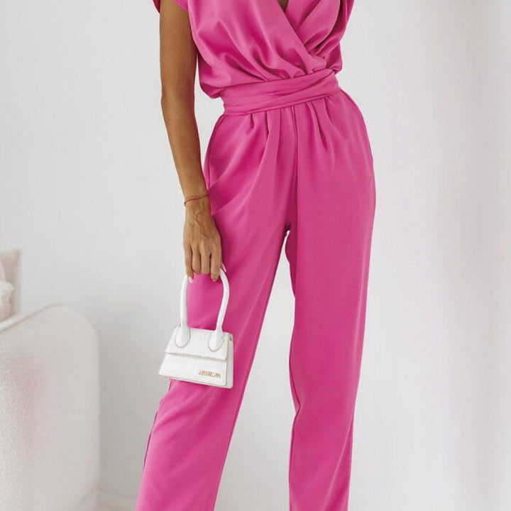 Easy-wear women's trendy short-sleeve jumpsuit with a flattering waist, ideal for comfortable summer fashion.