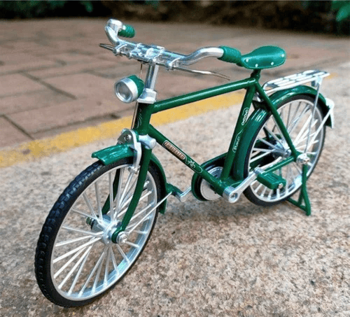 Finished Retro Bicycle 1:10 scale model, showcasing intricate details & vintage charm.