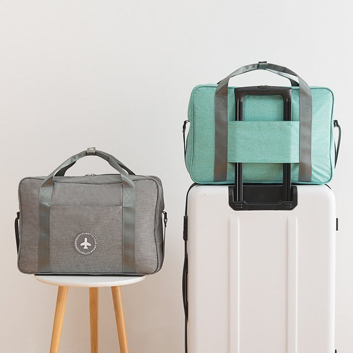 Compact unisex carry-on bag, an airport essential that attaches easily to your suitcase handle for extra luggage.