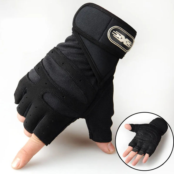 Comfortable unisex fitness gloves, breathable fabric, with wrist support.