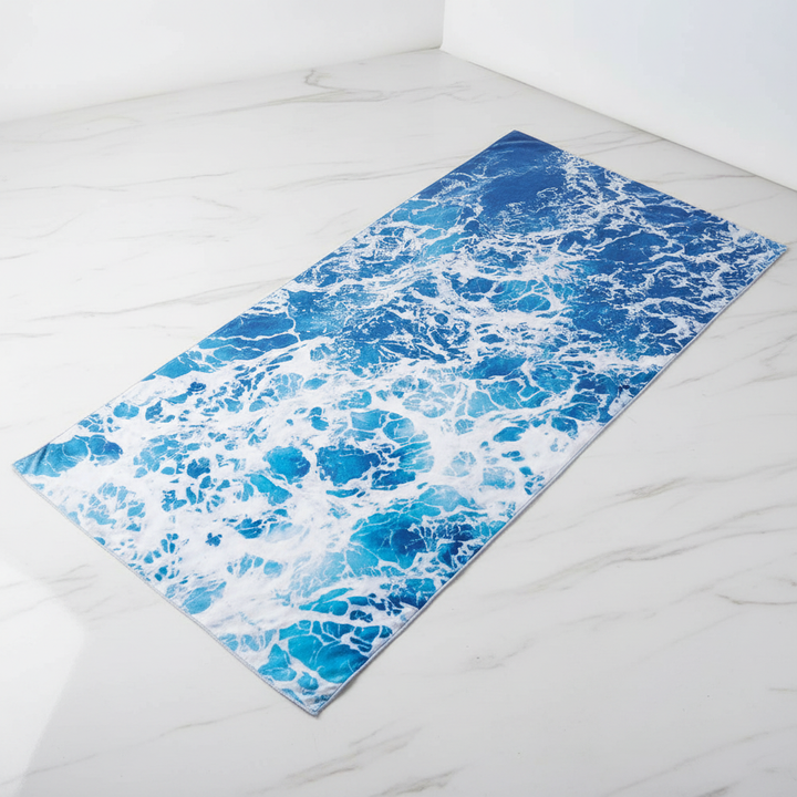 Lightweight quick dry beach towel made of microfiber, perfect for pool or travel