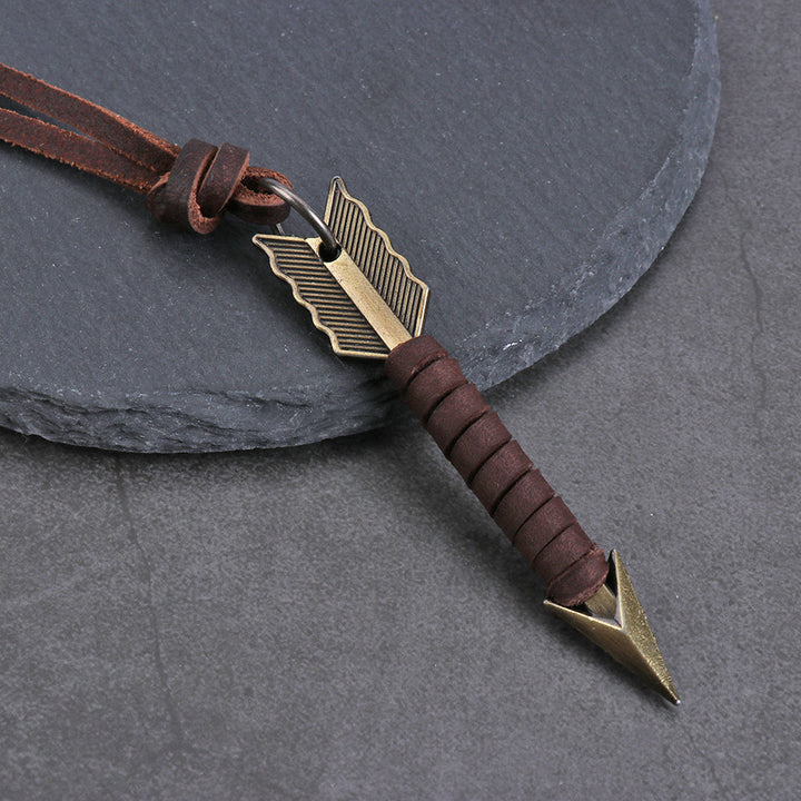 Unisex vintage leather necklace with a metal arrow pendant, versatile and stylish accessory.