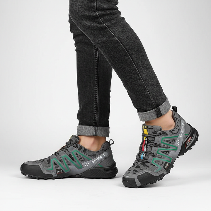 Unisex hiking boots, waterproof footwear, Adeline model, with non-slip sole for trails.