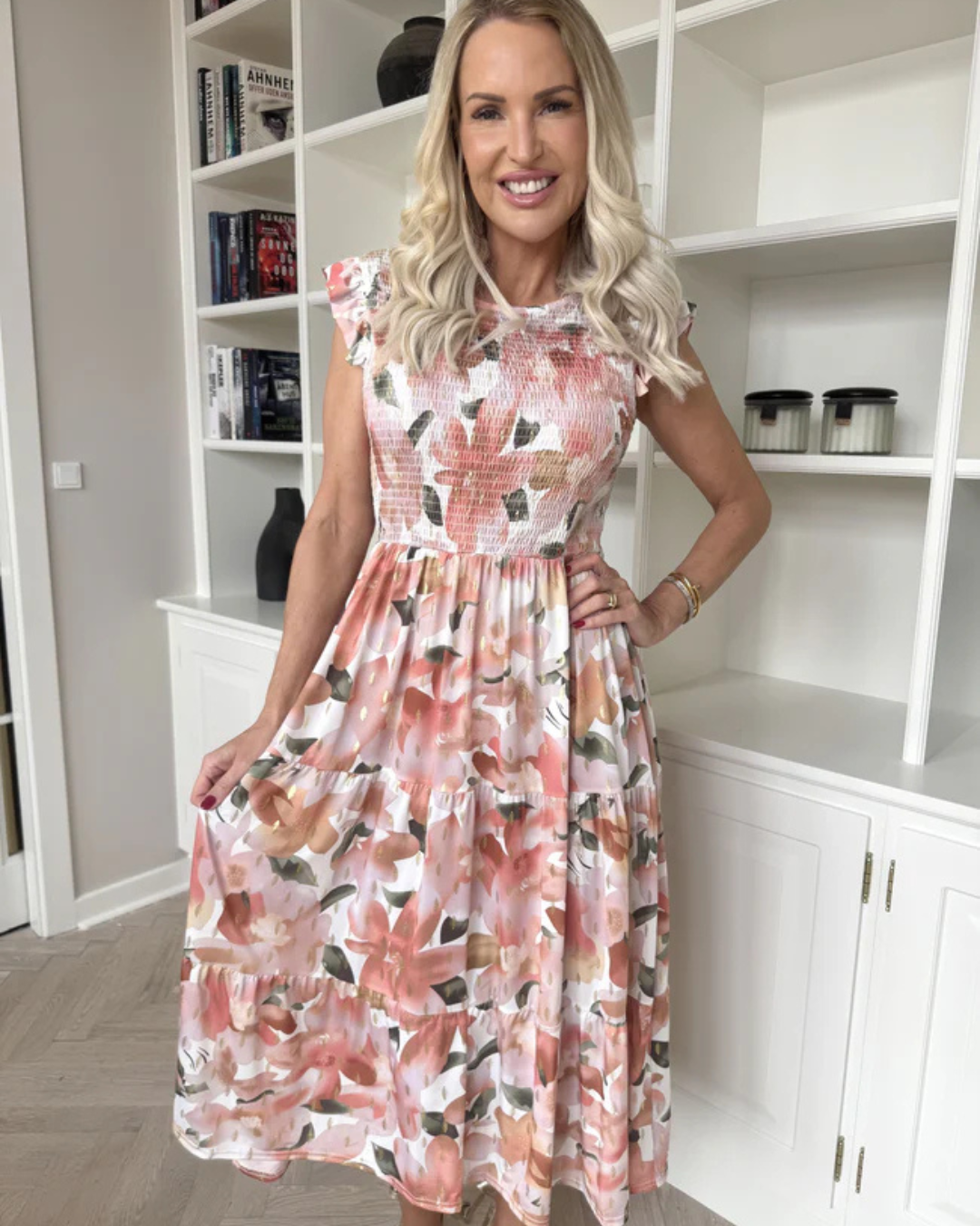 Vestido floral de mujer con fruncido en el pecho, ideal para verano casual