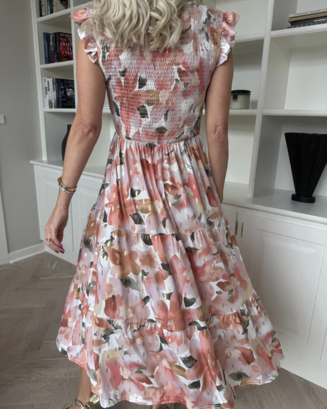 Maxi vestido floral ligero con fruncido, perfecto para moda de verano