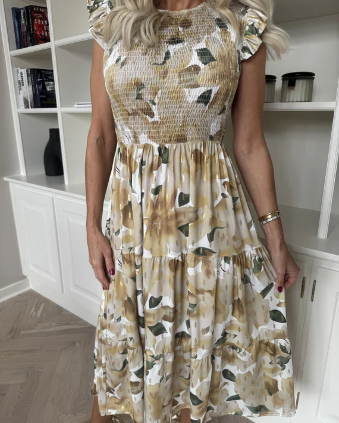 Vestido de mujer con estampado floral vibrante y pecho fruncido, moda veraniega