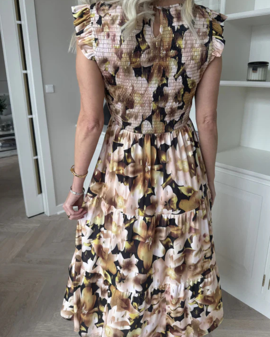 Primer plano del detalle fruncido en el pecho de un vestido floral femenino