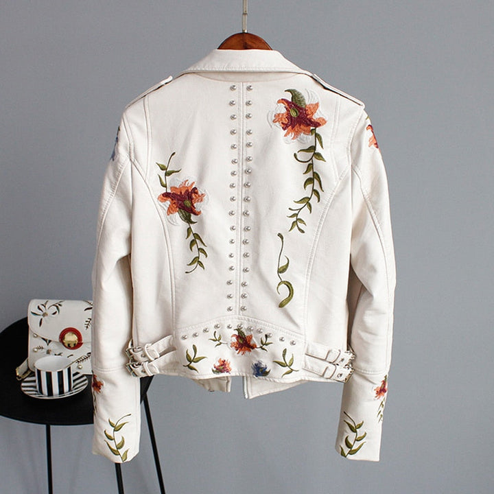 Stylish women's cropped zipper jacket, a versatile faux leather outerwear piece for everyday fashion.