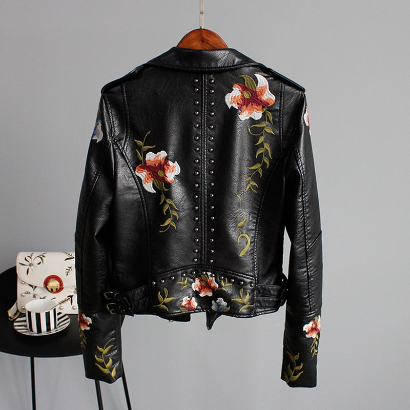 Chic women's cropped faux leather jacket with a full zipper, ideal for fashionable spring/autumn outerwear.